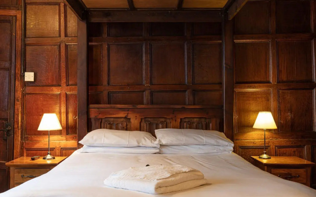 The New Inn by Roomsbooked