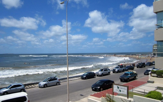 Alevines Playa el Emir Hostel & Suites