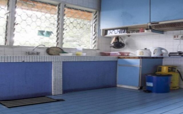 Borneo Beachouse Backpackers