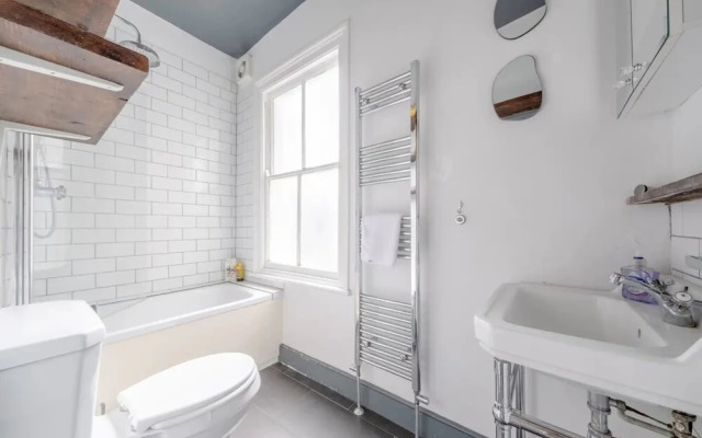 Lovely 3 Bedroom Apartment in Clapton With Garden
