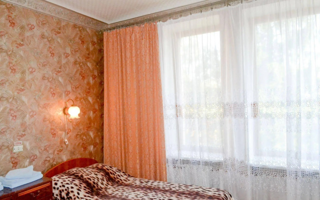 Zhovtneviy Hotel