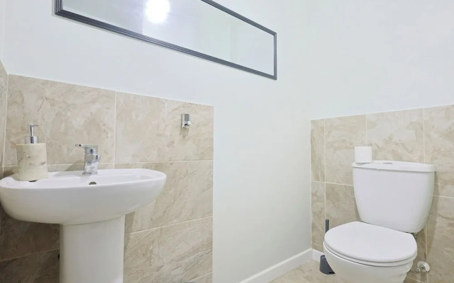 Manchester 3-beds, Sleeps 6 With On-site Parking