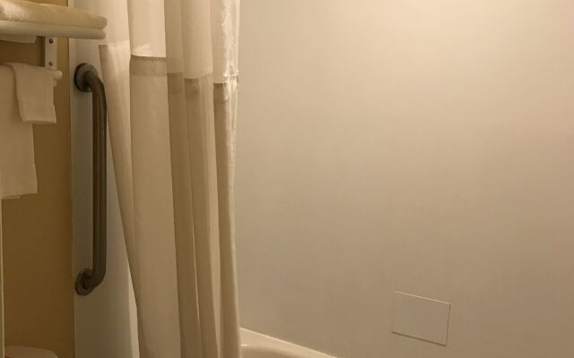 Travelodge by Wyndham Tacoma Near McChord AFB