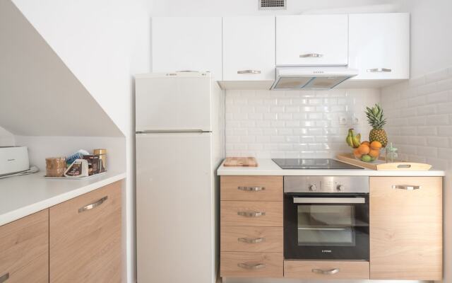Adelos Maisonette Near Vouliagmeni Beach