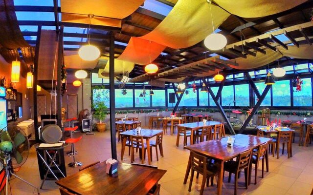 La Jenns Hotel and Resto Grill