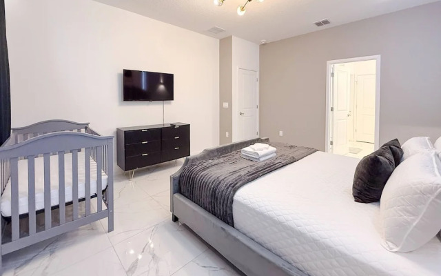Sophisticated 9 Bedroom Close to Disney