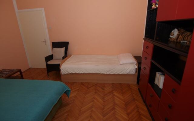 Apartment 752