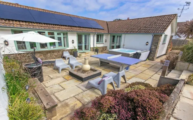 Shippenrill Croyde 6 Bedrooms, Sleeps 14, Hot Tub