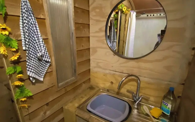 1 Bed Cabin - Sleeps 2 - Hottub - Parking - Garden