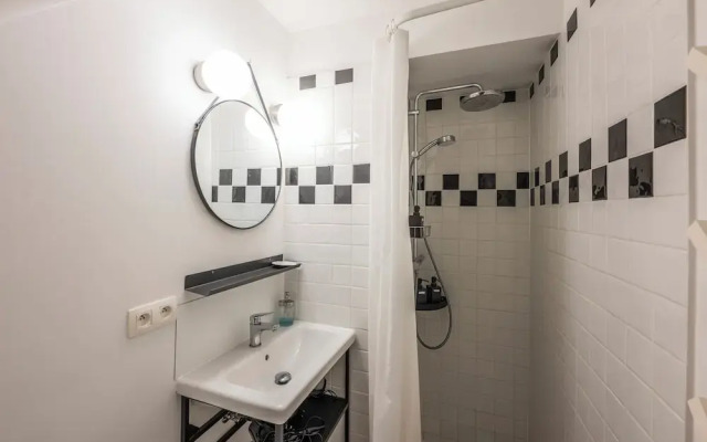 Stylish 3 Bd 3 Bath Duplex In Brussels