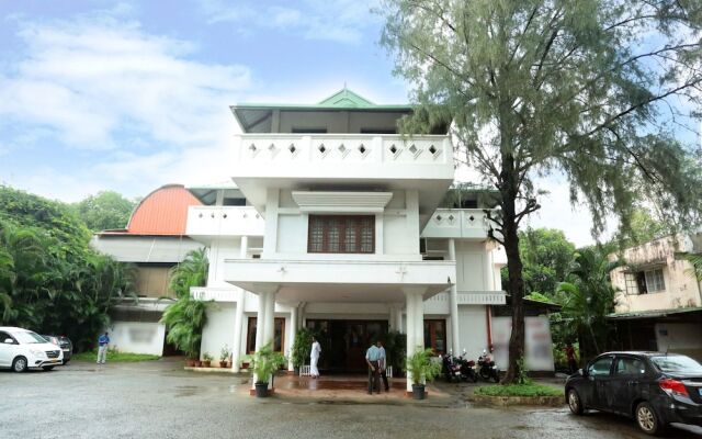 Oyo 15992 Central Hotel