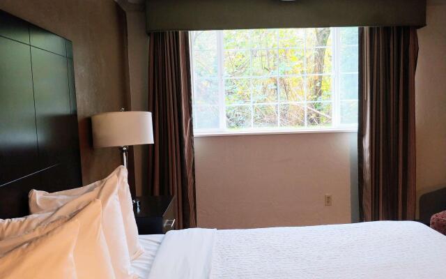 Best Western Plus Parkway Inn