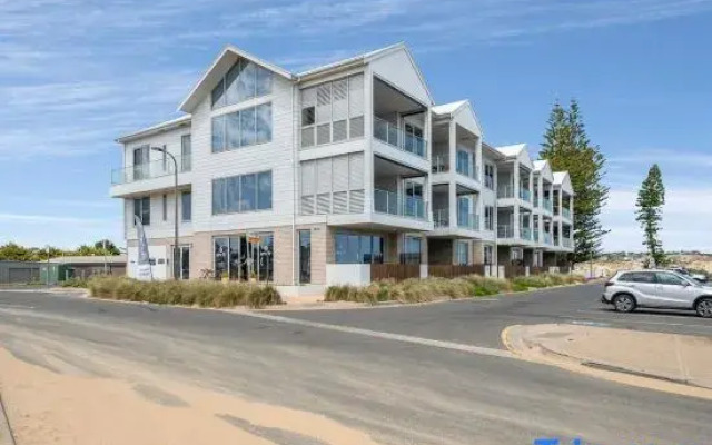 Sea Dunes Luxury Apartment - 10 steps to the beach