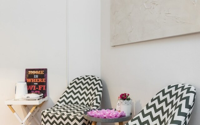 Bright & Modern on Top Location
