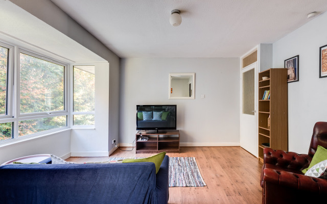 Top-Floor Bright & Sunny 3-Bedroom Flat (sleeps 4)