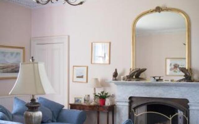 Whitehouse Country House