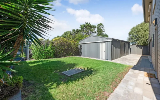 Spacious 3-bed Ground Level Beachside Stay