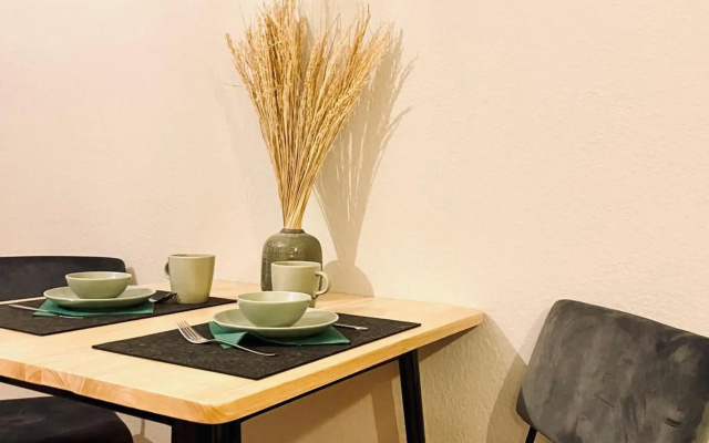 Saniertes Studio mit Balkon, WLAN, Netflix & Küche in City-Nähe