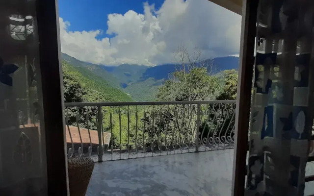 Ronglyang Lotus Villa Homestay (Near MG Road)