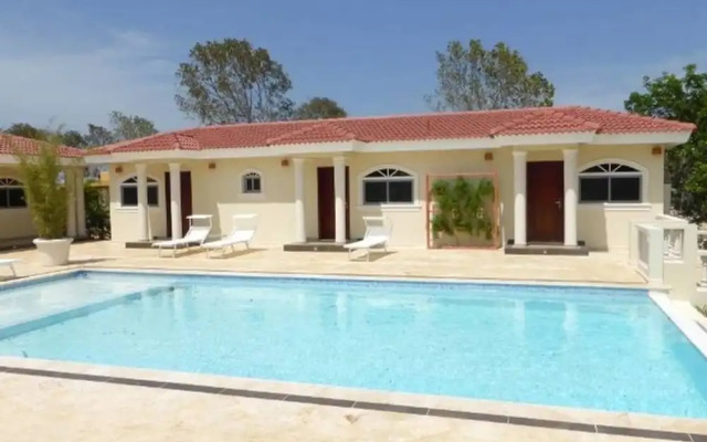 Touch of Elegance! 6 Bedroom Near the Beach