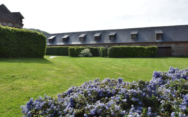Classic Cottage in Le Bourg-Dun with Garden
