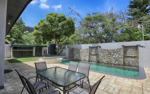 Pool and Jacuzzi Vacation Home