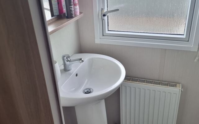 Lovely 8 Berth Direct Beach Access