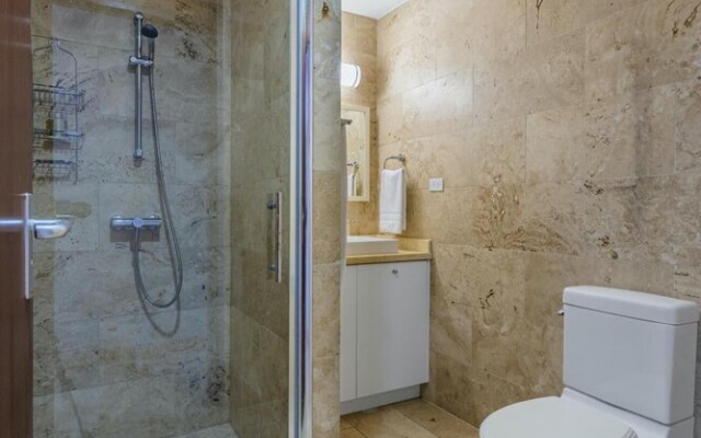 4BR 3BA w Pool Sleeps 10 200m From Eagle Beach