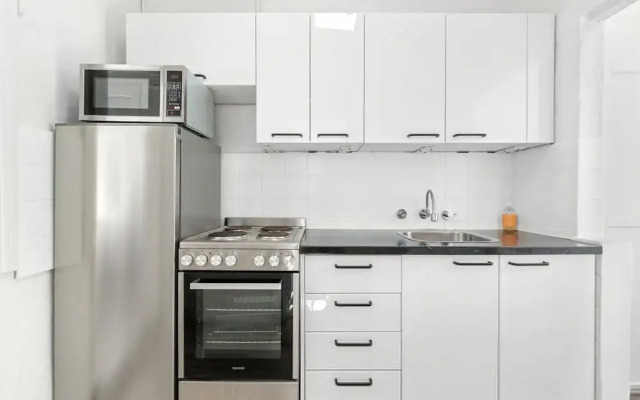 Peaceful 2 Bedroom With Private Backyard and BBQ