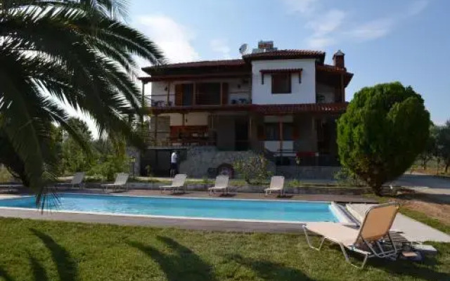 Kalisun Pool House by Georgalas