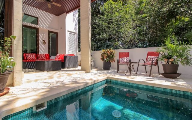 House with Jacuzzi on Rooftop by Olahola