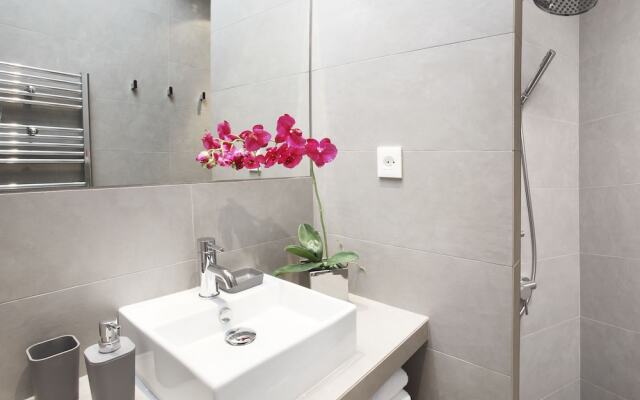 Luxury 3BDR Le Louvre I by Livinparis