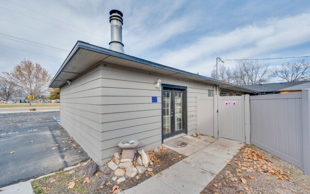 Cozy Nampa Escape w/ Fireplace + Smart TV!