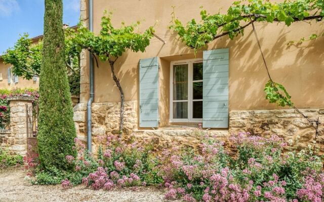 Secluded Holiday Home in Rustrel With Swimming Pool