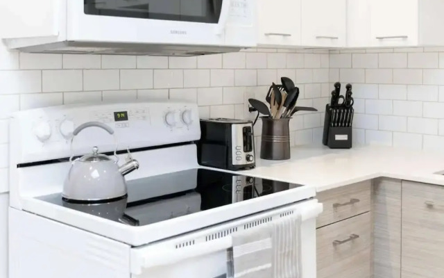 Casa Queen-Unique 2BR Suite- Leslieville