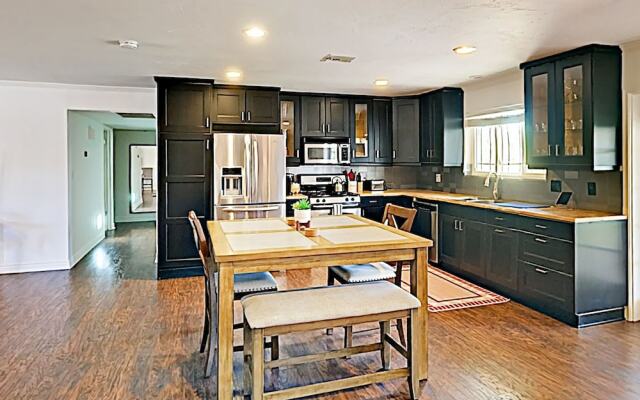 Stylish Desert Oasis - 3 Br Home