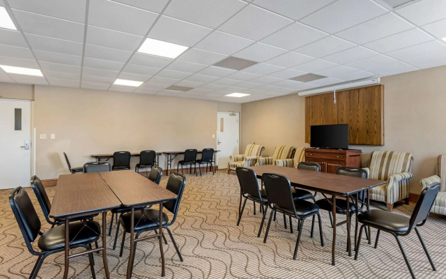 Comfort Inn & Suites Dover near Speedway