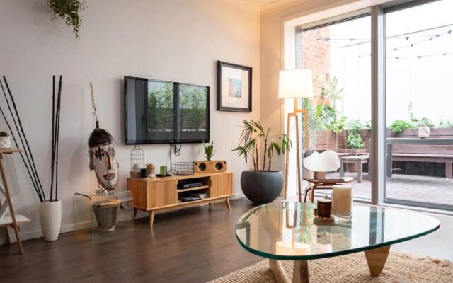 Modern 1 Bedroom Apartment With Spacious Courtyard in CBD