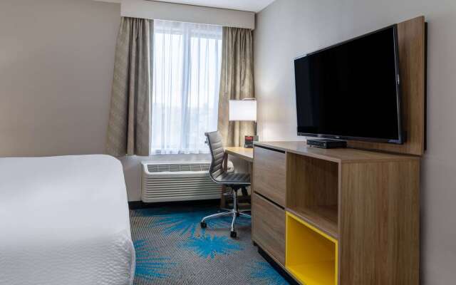 Days Inn & Suites by Wyndham Denver International Airport