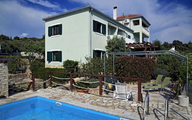 Toni - With Pool and View - A2