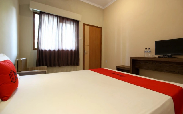 RedDoorz Plus @ Jalan Damai 2