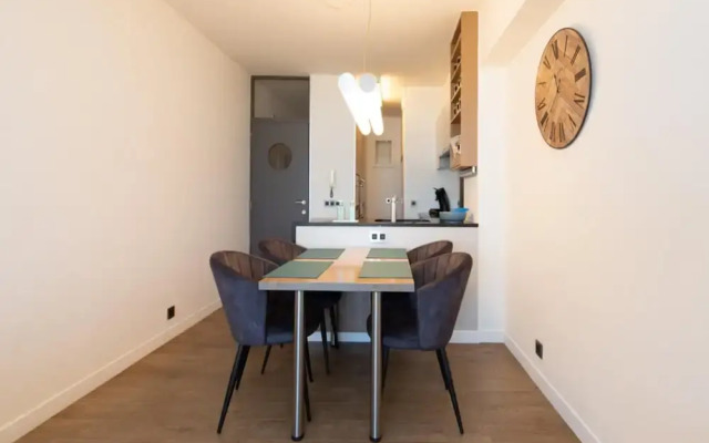 Apartment With Frontal sea View in Raversijde