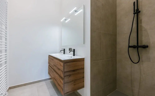 Serene Dikefront Apartment With en Suite Bedrooms and Stunning Views