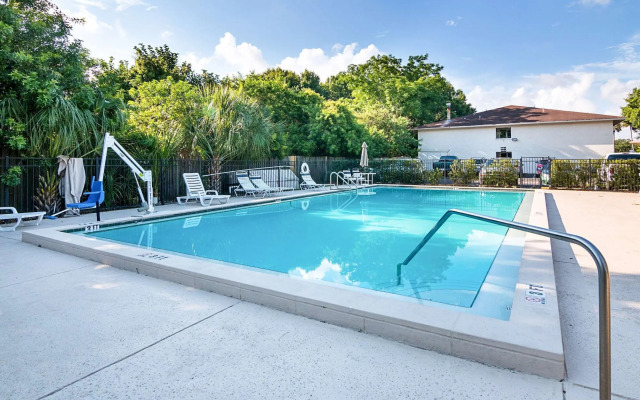 Motel 6 Tampa, FL - Fairgrounds