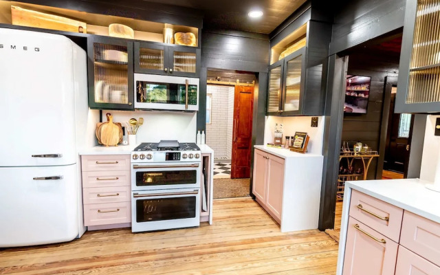 Best Location in Downtown NB Golf Cart Included!