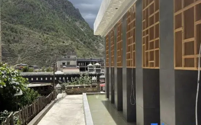 SANTA Shaanta Ya Mountain Lodge