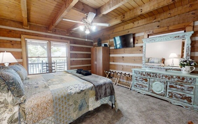 Dogwood Acre 3 Bedroom Cabin by RedAwning