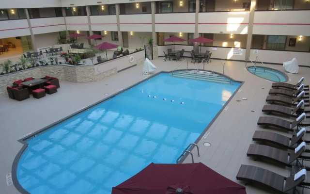 Holiday Inn Milwaukee Brookfield by IHG