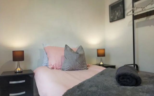 Free Parking/wifi, 3 Beds Sleep 6 Near Uni & Town!