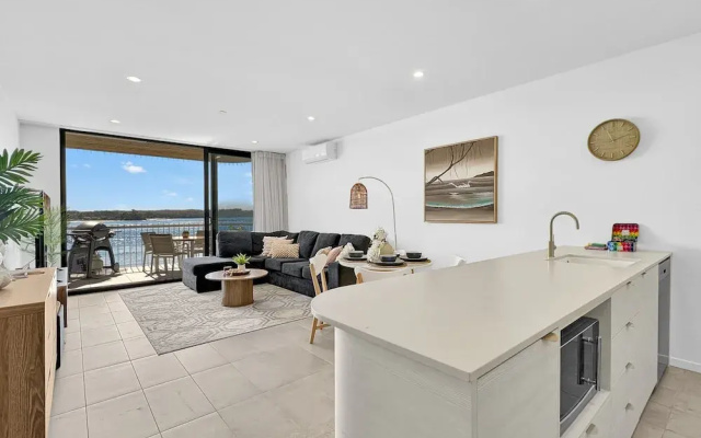 Modern 1-bedroom Apt With Sweeping Water Views